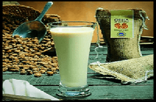 A diferencia de las versiones latinoamericanas (que suelen ser de arroz), la auténtica horchata valenciana se elabora exclusivamente con chufa (un pequeño tubérculo cultivado en la huerta valenciana), agua y azúcar. 