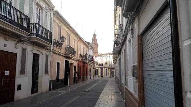 Calle del  barrio de Campanar de la ciudad de Valencia, antigua pedanía que a un conserva su esencia de pueblo con su iglesia al fondo..