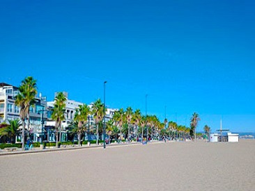 La Playa de la Malvarrosa es la playa urbana más famosa de Valencia, caracterizada por su amplia franja de arena fina y dorada, y un animado paseo marítimo. 