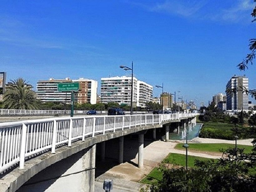 Muy de los valencianos es denominar una cosa con dos nombres diferentes y liarla. El Puente de las Glorias Valencianas, también conocido popularmente como Puente de Ademuz. Fue construido por el ingeniero riojano Carlos Fernández Casado (1905-1988) 