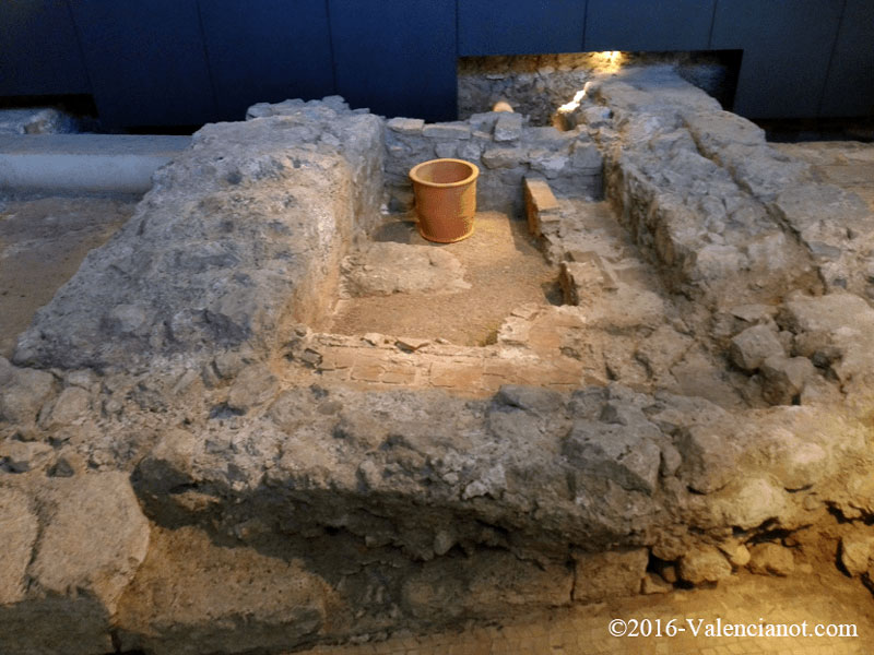  Valencia romana tuvo un núcleo principal en torno a la actual plaza de la Virgen y la Catedral. Luego llegaron los visigodos y luego los árabes, que en el 714 consolidaron su dominio, permaneciendo cerca de 700 años, en 1238 el rey Jaime I los expulsó 