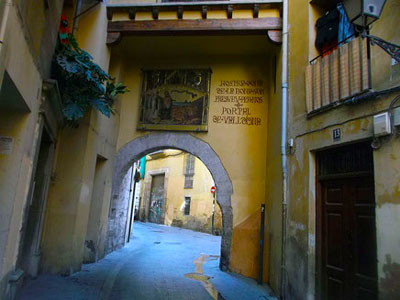 Portal de la valldigna  en Valencia se abrió en 1400 para permitir a los habitantes de Valencia la salida de la ciudad amurallada y pasar al barrio donde habitaban los moros. 
