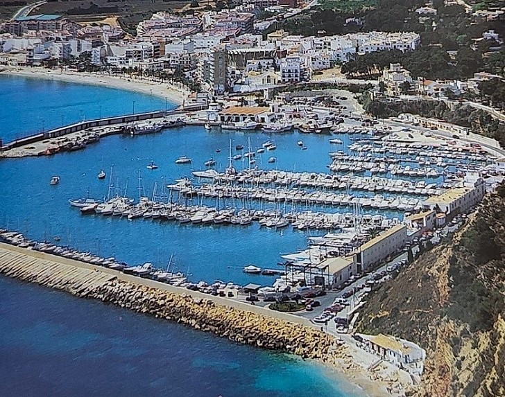 l norte de Xàbia, bajo un acantilado de la Reserva Marina del Cap de Sant Antoni, se esconde La Cova Tallada, una cavidad abierta al mar y con 400 metros.
