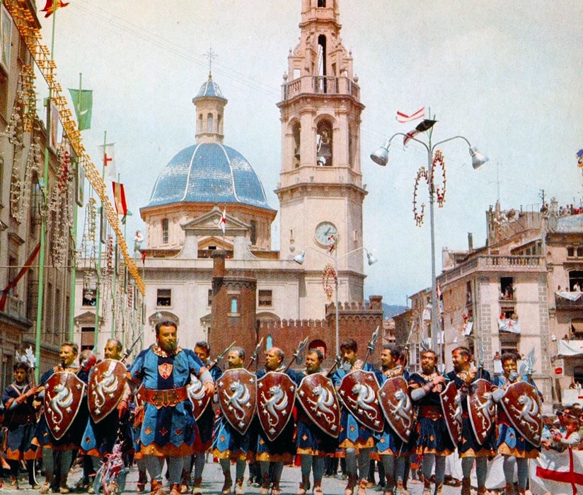Alcoy: Moros y Cristianos en la década de 1970-80. (Foto: Archivo fotográfico de la Excma. Diputación de Alicante)