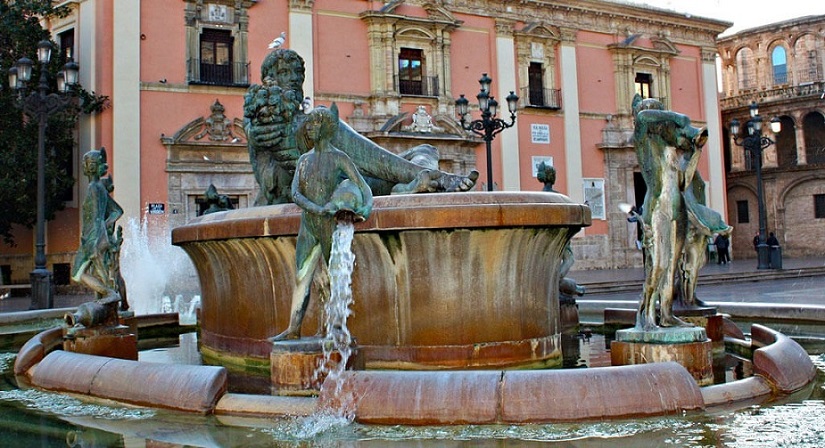 La fuente del Túria 1976, obra en bronce del escultor Manuel Silvestre Montesinos, se encuentra en la plaza de la Virgen en Valencia.