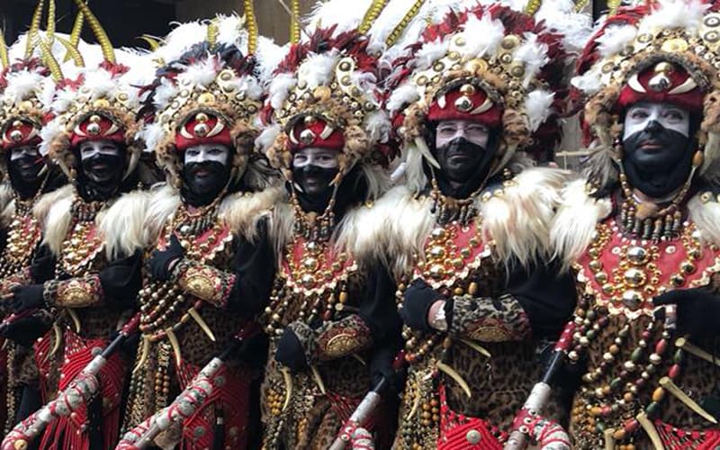 Las fiestas de Moros y Cristianos de Alcoy, declaradas de Interés Turístico Internacional, son la máxima representación de esta tradición en la Comunidad Valenciana. Conmemoran la batalla de 1276 y la figura de San Jorge, patrón de la ciudad. 