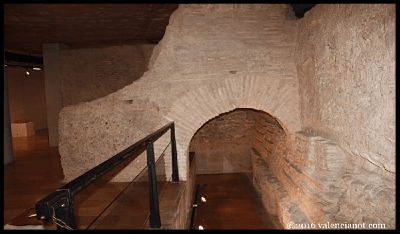 Entrada al interior de  las murallas árabes de Valencia en la Plaza del Tossal.