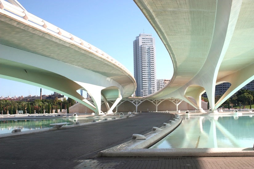 Desde el inicio de la democracia, se han construido siete puentes en Valencia, uno de ellos el de Monteolivete fue realizado en dos fases, una en 1991 y otra en el año 2000.
