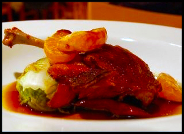 El pato a la naranja (o canard à l’orange) es un emblema de la cocina burguesa francesa, aunque su origen se disputa entre la Persia antigua y la Toscana italiana, desde donde Catalina de Médici lo habría llevado a Francia en el siglo XVI. 