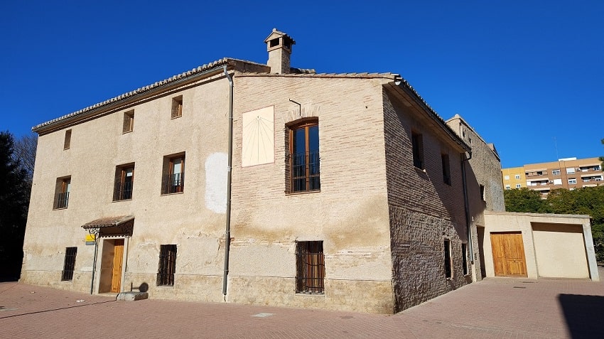 Es la sede del Centro de Promoción de la Salud del Adolescente Dr. Manuel Llombart y se encuentra situada en la calle Riu Segre, en el valenciano barrio de Benicalap.