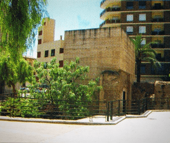 Pasea por el barrio de El Raval y admira los restos de la Muralla medieval y torre de la Muralla Cocentaina.
