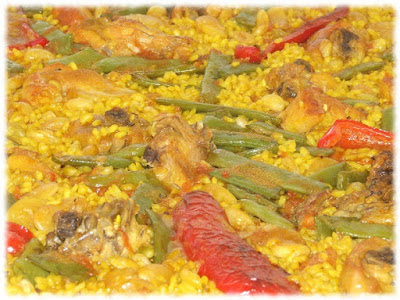 Paella de arroz con pimientos, de la gastronomía tradicional valenciana.