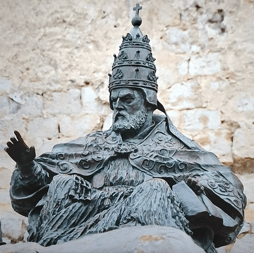 Pedro Martínez de Luna (1328-1423), mejor conocido como el Papa Luna o Benedicto XIII, fue un clérigo y jurista aragonés que protagonizó el Cisma de Occidente, un periodo en el que la Iglesia Católica llegó a tener hasta tres papas simultáneamente.