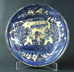 Piezas Típicas: Además de azulejos ("rajolas"), se producían lebrillos (cuencos grandes) con decoraciones como el "pardalot" (pájaro) y las "sartas de riñones" (tallos con frutos).