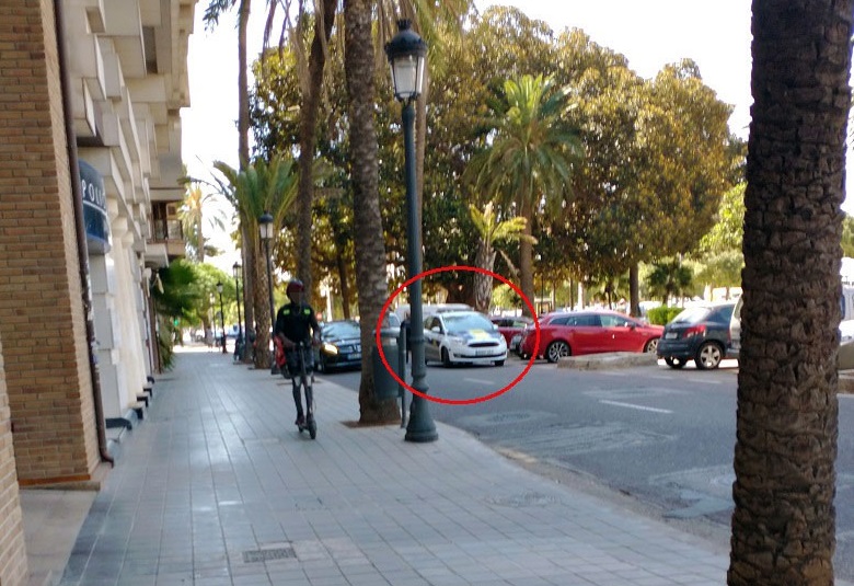 Ni miedo, ni respeto ante un coche de la policía local de valencia. Les da igual porque saben que no va a pasar nada.