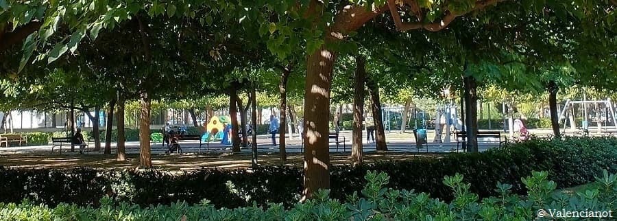 Cuenta con zonas de juegos infantiles, con  una amplia rosaleda, estanques y fuentes, ofreciendo un espacio de esparcimiento y recreo para todas las edades. 