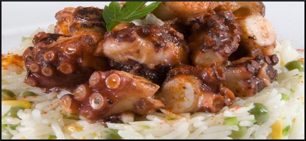 Receta de ensalada de pulpo con arroz salvaje. Es una deliciosa preparación que combina los sabores del mar con la textura y el aroma del arroz salvaje.