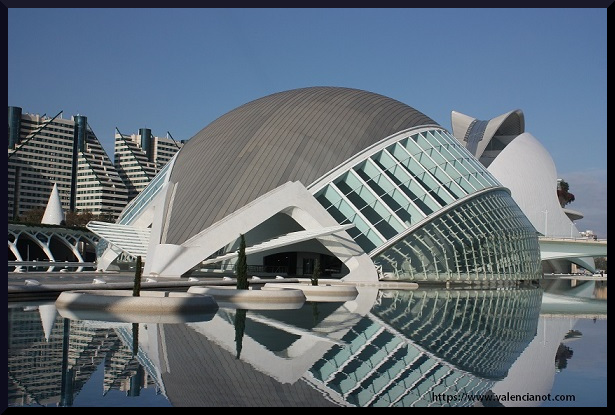 Inaugurado en 1998, el Hemisféricode Valencia ciudad fue el primer edificio de la Ciutat de les Arts i les Ciències que abrió sus puertas al público.