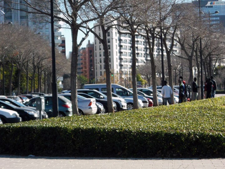A fecha de 20 de enero de 2026 EN Valencia, se han reportado numerosos incidentes donde conductores denuncian que sus vehículos han sido rayados o dañados tras negarse a pagar a estos individuos.