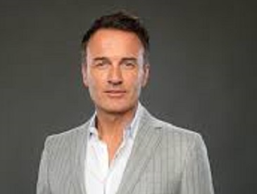 Julian McMahon (1968–2025) fue un actor australiano muy reconocido, hijo del ex primer ministro de Australia, Sir William McMahon.