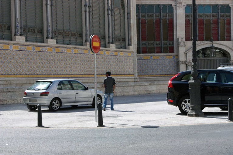 Insolvencia: Un problema persistente es que, pese a las denuncias y multas (que pueden ir de 80 a 200 euros por estacionamiento indebido o vulnerar normas de tráfico), los infractores suelen declararse insolventes.