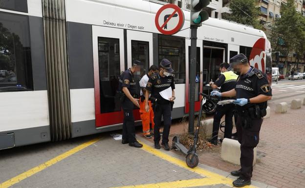    Varios agentes de la Policía Local de Valencia  en el lugar del accidente de un patinete electrónico con  el metro. 