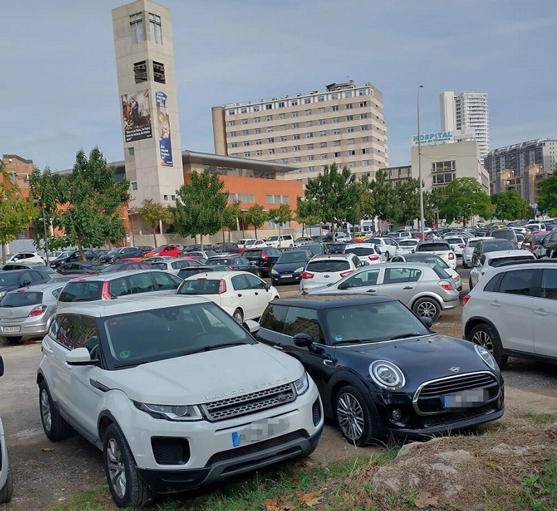 Los chantajistas de la gorra en Valencia controlan todos los alrededores del hospital Arnau de Vilanova y piden el impuesto por aparcar en lugar que es libre