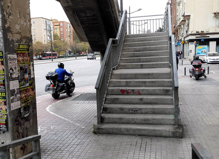 Las motos son un peligro para los peatones circulando por las aceras en la Ciudad de Valencia.