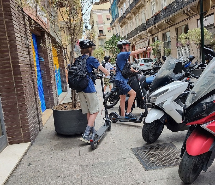  Turistas con patinetes por Ciudad Vella (Valencia)