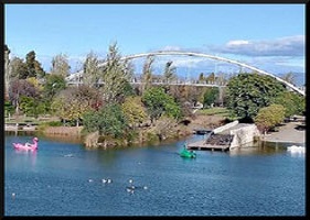 Este parque metropolitano de Cabecera, de 167.869 metros cuadrados, recibe su denominación por encontrarse en la cabecera del antiguo cauce del río Turia en su entrada.