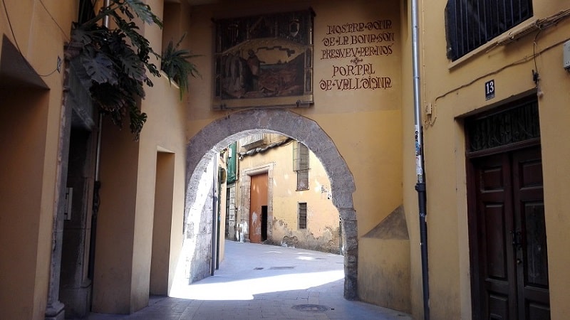 Con la construcción en 1356 de las murallas cristianas y el mantenimiento de las anteriores musulmanas, surgió la necesidad de facilitar el tránsito del barrio cristiano al de la morería, y por eso esta puerta o portal en Ciutat Vella en Valencia.