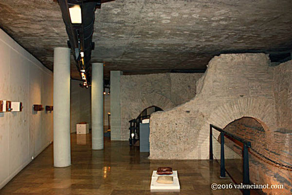 Aunque mayormente derribadas en el siglo XIX, todavía quedan restos de las murallas de Valencia y se puede reconstruir a través de la historia y los puntos de interés que quedan.