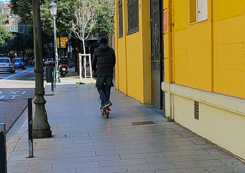 Otro ejemplo más de la falta de respeto a los viandantes por el centro de Valencia.