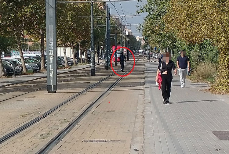 Patinete eléctrico circulando por la vías del tranvía en Valencia