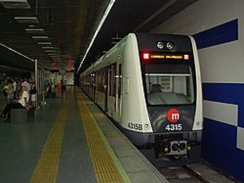 Interior de la estación Maritím- Serrerìa en Valencia