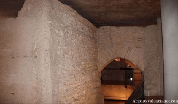 La Galería del Tossal es una cripta arqueológica de Valencia en Ciutat Vella donde es posible contemplar un tramo de la muralla islámica del siglo.