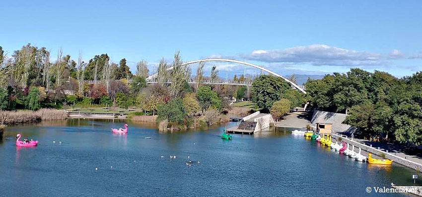 Lago del Parque de Cabecera de Valencia y al fondo la pasarela que ideó   el arquitecto Luis María Ortiz  Valero