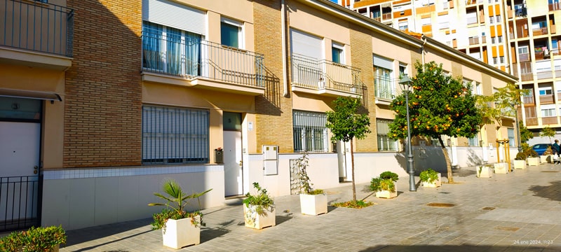 Estos propietarios tuvieron mucha suerte, ya que pudieron ocupar sus casas que están valoradas  en más de 200.000 euros. Son adosados en el barrio de Campanar  de  dos alturas con garaje y jardín.