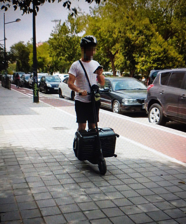 El peligro del móvil cuando circulas con un patinete eléctrico por la acera en la Ciudad de València.
