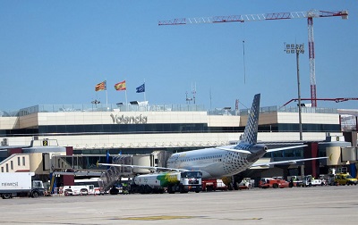 Aeropuerto de Manises a 5 km de la ciudad de Valencia 