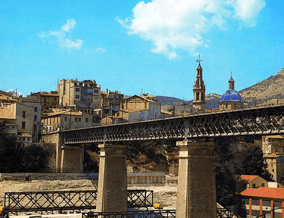 El Viaducto de Canalejas, inaugurado en 1907, es uno de los símbolos arquitectónicos más potentes de Alcoy (Alicante). Esta impresionante estructura metálica salva el barranco del río Molinar, conectando el centro histórico con el barrio del Viaducto.