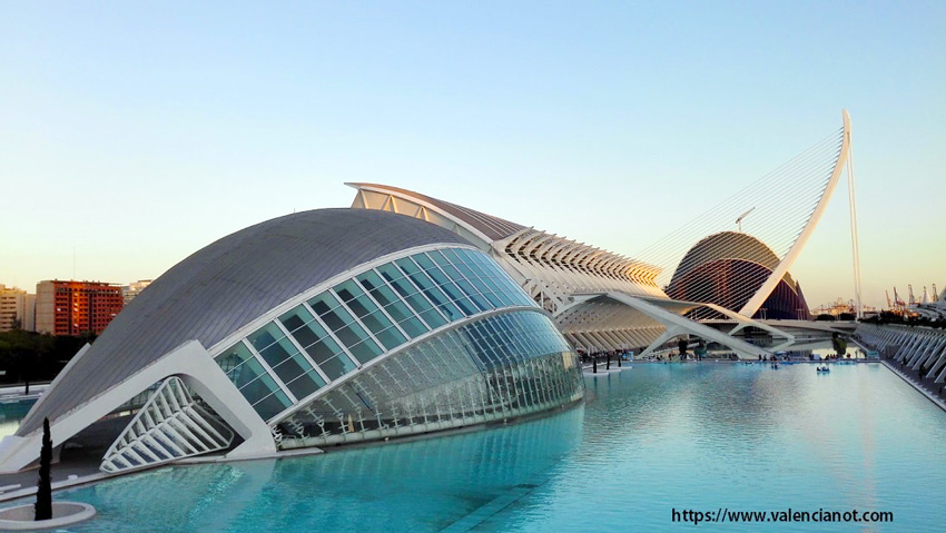 La Ciudad de las Artes y las Ciencias en Valencia es un complejo arquitectónico, cultural y de entretenimiento de vanguardia diseñado por Santiago Calatrava y Félix Candela. Situado en el antiguo cauce del río Turia, es hoy el principal icono de la ciudad