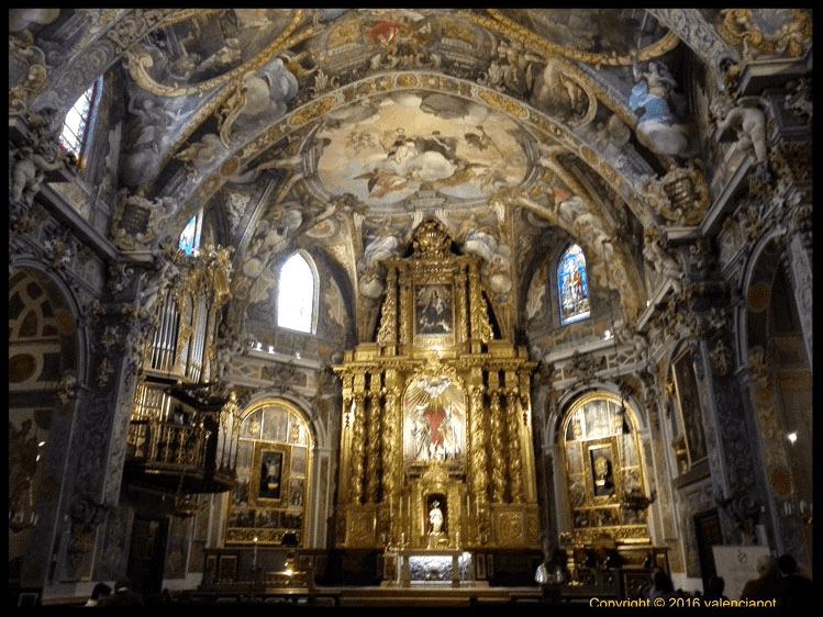  La iglesia de San Nicolás (Sant Nicolau) está ubicada y casi escondida entre tortuosas y plazas recoletas en el Casco Antiguo de Valencia