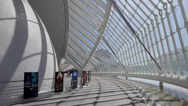  El Hemisférico (pantalla cóncava de 900 m2 que ofrece proyecciones en 4 idiomas y emitido por canales estereofónicos)