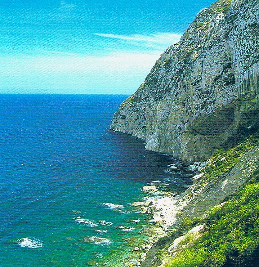 Desde aquí, parten catamaranes y barcos con visión submarina que bordean el Peñón. Mundo Marino ofrece paseos al atardecer y excursionEs considerado el acantilado más alto del Mediterráneo peninsular y representa el símbolo de la Costa Blanca.