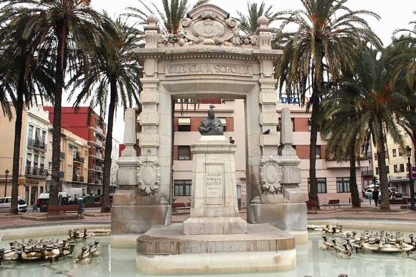 Es una fuente monumento en homenaje a Joaquín Sorolla realmente grande y aunque no esta en marcha muchas veces, cuando el agua corre, es preciosa!