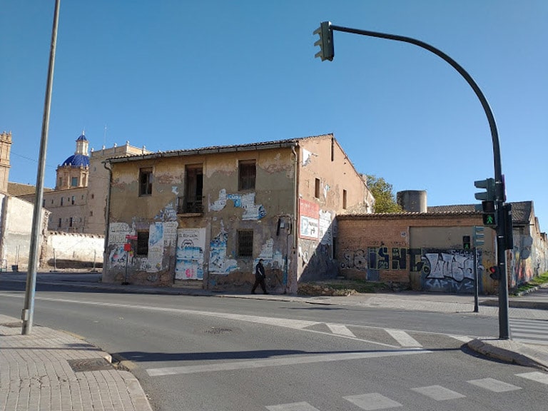 Casa abandonadas y en ruina alrededor del Monasterio de San Miguel de los Reyes en Valencia