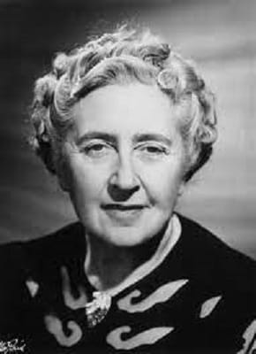 Agatha Christie fue una célebre escritora británica, conocida mundialmente como la «Dama del Crimen», y es la novelista más vendida de todos los tiempos, solo superada por la Biblia y Shakespeare. 