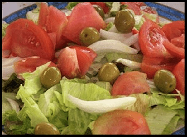 La ensalada valenciana es el acompañamiento indispensable de la paella de los domingos. Es un plato fresco que resalta los productos de la huerta y sirve para equilibrar la contundencia del arroz. 