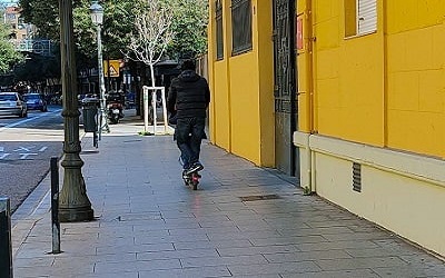 Guerra por la acera: Ni bicis ni patinetes en el último refugio del peatón
